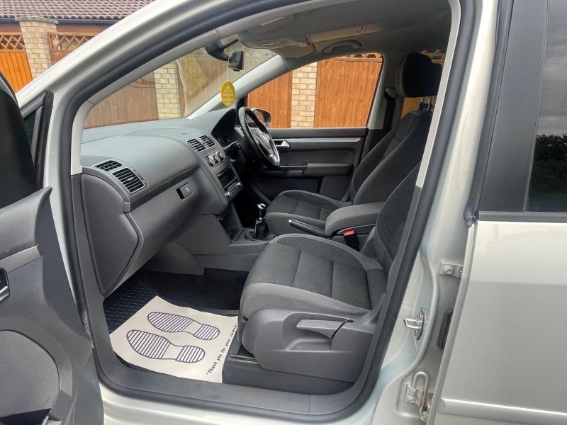 VOLKSWAGEN TOURAN